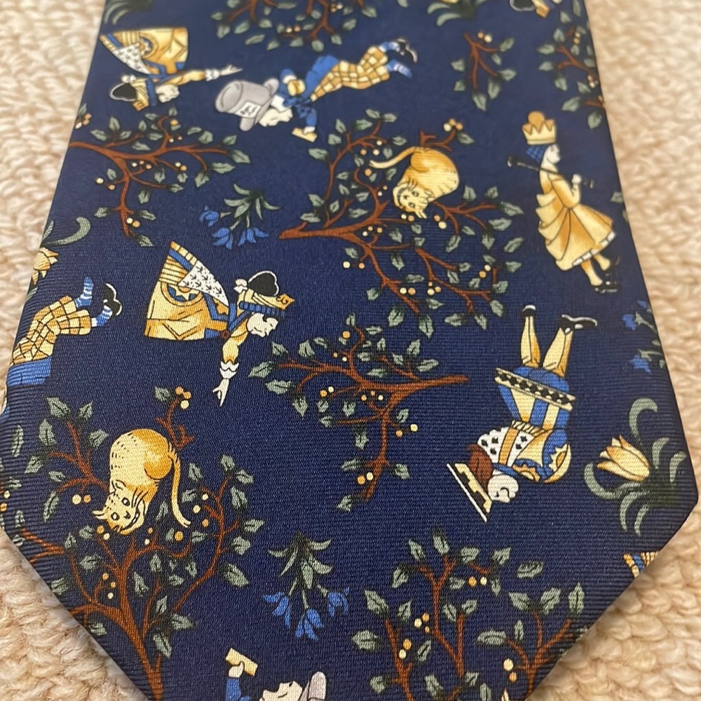 V&A Museum Alice in Wonderland Tie